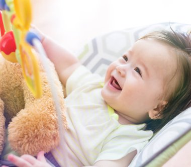 onun oyuncakla oynamak erkek bebek