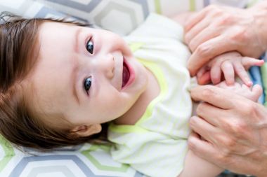 Onun veli ile oynarken mutlu bebek çocuk