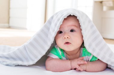 erkek bebek battaniye altında