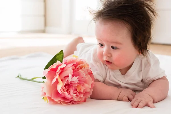 ピンクの花と幸せな赤ちゃん男の子 — ストック写真