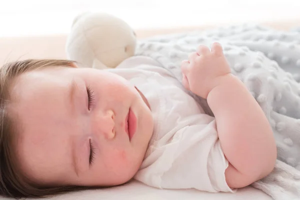 Kis baba fiú alszik — Stock Fotó