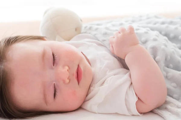 Piccolo bambino che dorme — Foto Stock