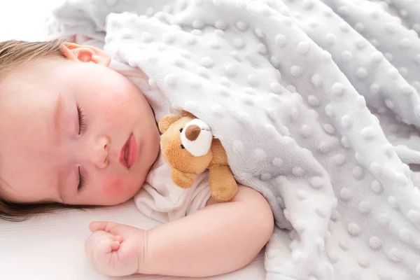 Piccolo bambino che dorme — Foto Stock