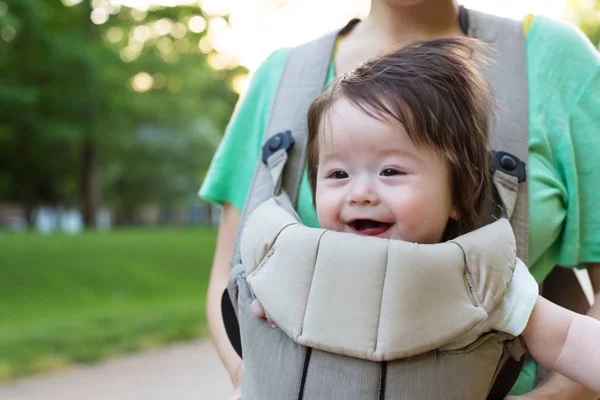 Glücklicher kleiner Junge draußen — Stockfoto