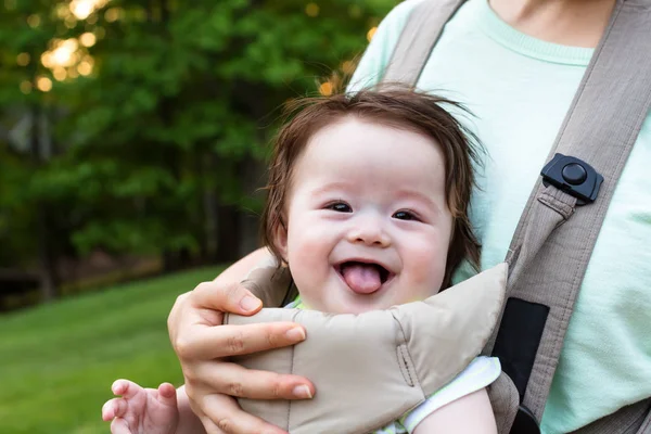 Bebé feliz afuera —  Fotos de Stock