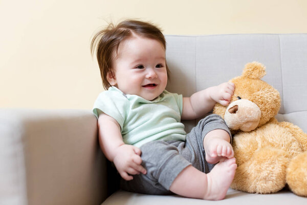 Счастливый мальчик со своим плюшевым мишкой
