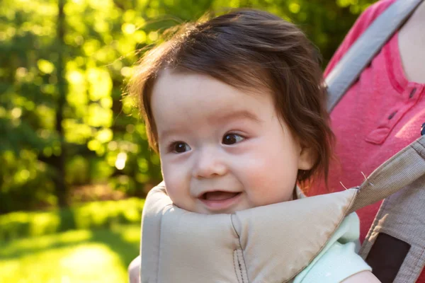 밖에 서 행복 한 아기 — 스톡 사진
