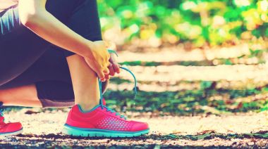 Kadın atlet dürtmek hazırlanıyor