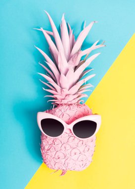 Güneş gözlüğü ile boyalı ananas