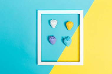 Boyalı çilek ve split arka plan karede