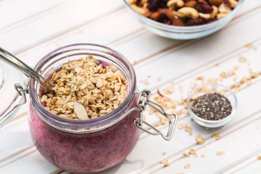 Güler yüzlü bir mason kavanoza granola ile tepesinde