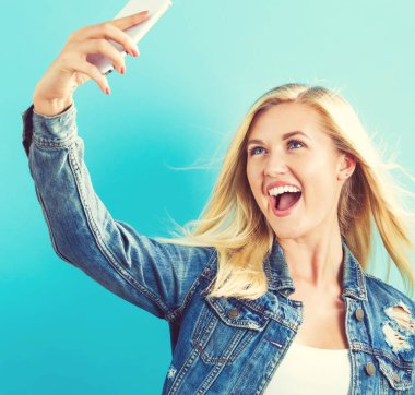 Genç bir kadın selfie çekiyor.