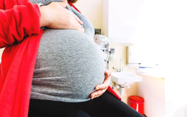 Mulher grávida no hospital — Fotografia de Stock