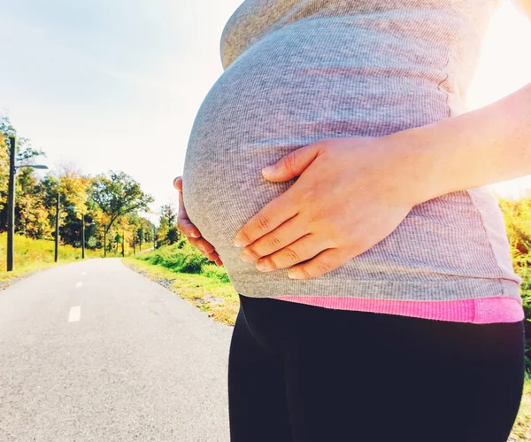Підійде вагітна жінка, стоячи на відкритому повітрі — стокове фото