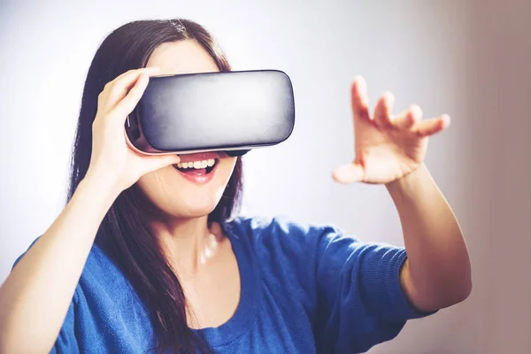 Nő segítségével egy virtuális-valóság sisak — Stock Fotó