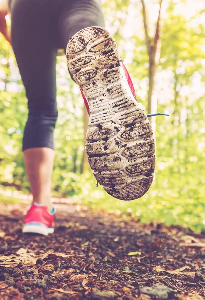 Frau joggt durch den Wald — Stockfoto