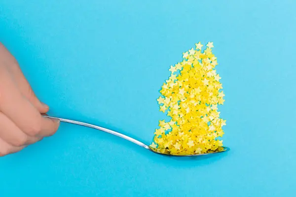 Doce em forma de estrela em uma colher — Fotografia de Stock