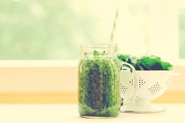 Grönkål och gröna smoothie dryck — Stockfoto