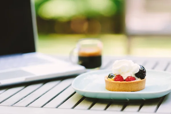 Desserts, koffie en laptop buiten — Stockfoto