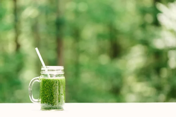 Grönkål och gröna smoothie dryck — Stockfoto