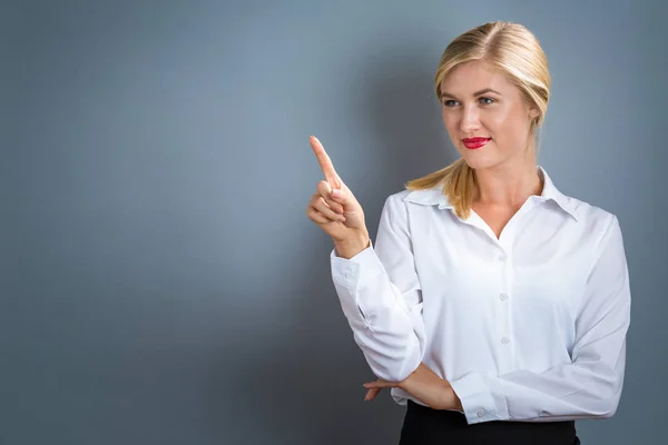 Jonge vrouw wijzend iets — Stockfoto