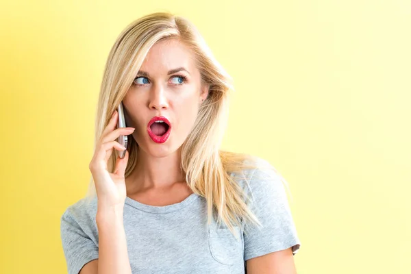 Egy fiatal nő beszél telefonon. — Stock Fotó