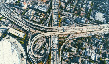 Los Angeles'ta bir otoyolun kavşak havadan görünümü