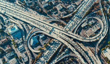 Los Angeles'ta bir otoyolun kavşak havadan görünümü