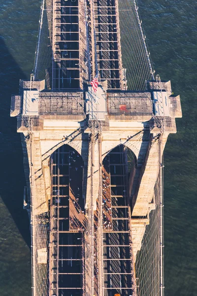 Brooklyn Bridge sobre o East River em Nova York — Fotografia de Stock