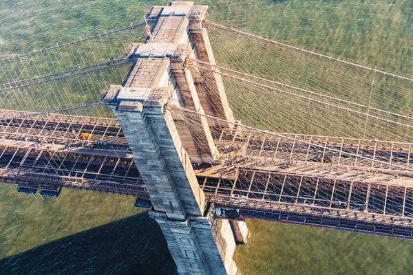 Brooklyn Bridge över East River i New York — Stockfoto