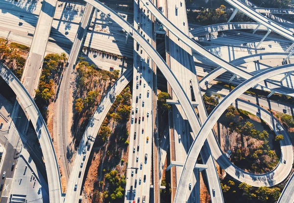一个在洛杉矶的高速公路交叉路口鸟瞰图 — 图库照片