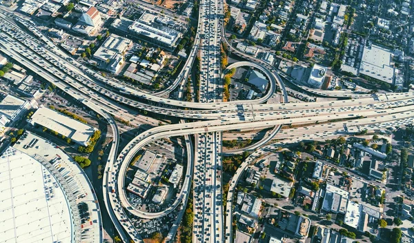 Los Angeles'ta bir otoyolun kavşak havadan görünümü — Stok fotoğraf