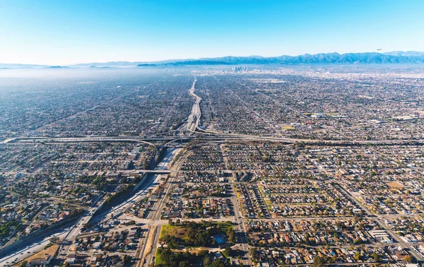 Vista aérea de um cruzamento de auto-estrada em Los Angeles — Fotografia de Stock