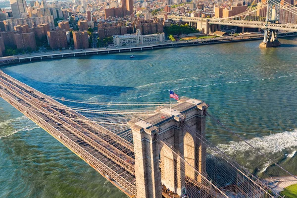 Puente de Brooklyn sobre el East River en Nueva York — Foto de Stock