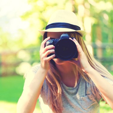 Bir kamera ile kadın fotoğrafçı