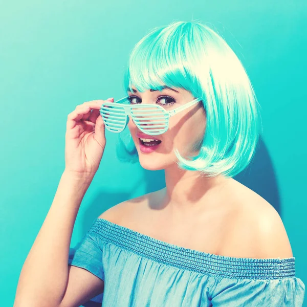 Mulher bonita em uma peruca azul brilhante — Fotografia de Stock
