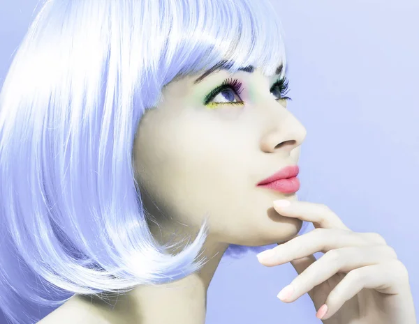 Parlak mor peruk güzel kadın