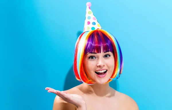 Тема вечірки з жінкою в барвистій перуці — стокове фото