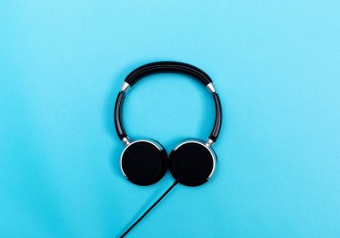 Mavi arka planda kulaklıklar