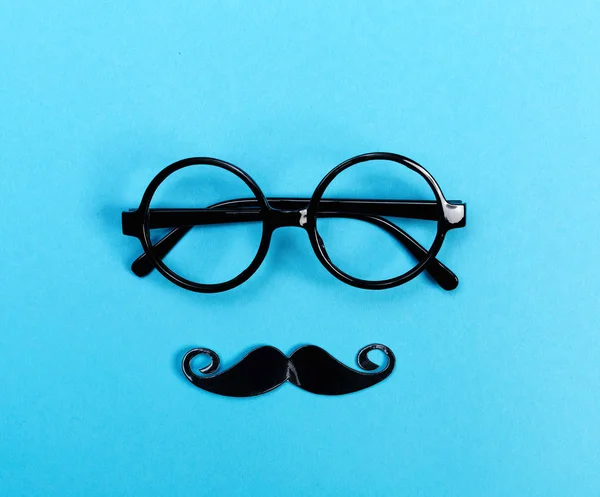 Στρογγυλά γυαλιά σε ένα φωτεινό μπλε φόντο — Φωτογραφία Αρχείου