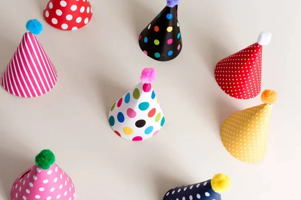 Cappelli da festa su sfondo bianco sporco — Foto Stock