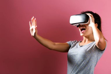 Sanal gerçeklik kulaklığı kullanan genç bir kadın.