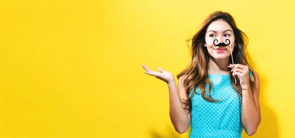 Joven mujer sosteniendo papel partido palo — Foto de Stock