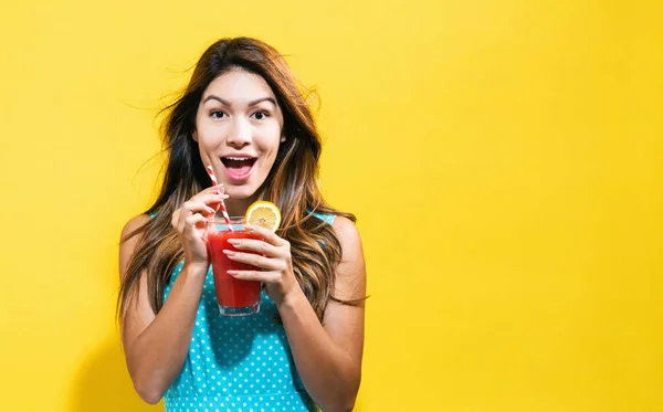 Glückliche junge Frau trinkt Smoothie — Stockfoto