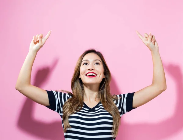 Vrouw te bereiken en op zoek naar boven — Stockfoto