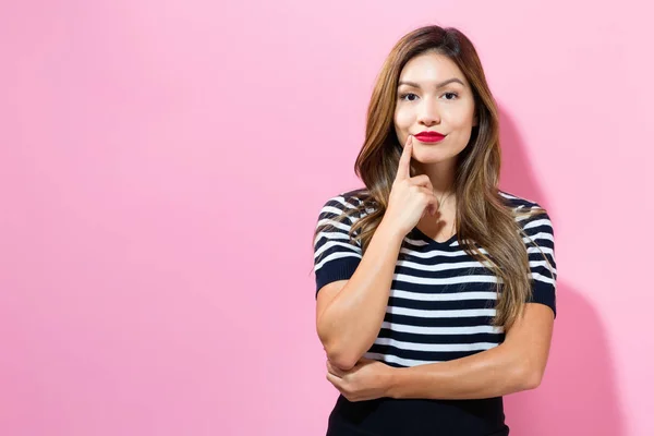 Mujer joven en una pose reflexiva — Foto de Stock