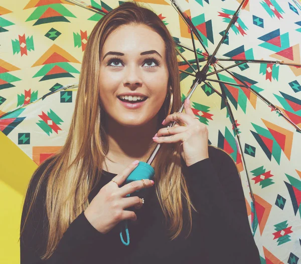 Щаслива молода жінка тримає парасольку — стокове фото