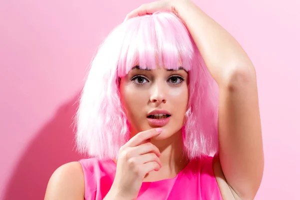 Piękna kobieta w perukę różowy jasny — Zdjęcie stockowe