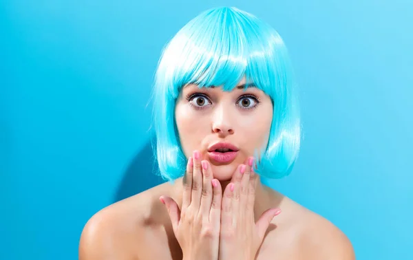 Bella donna in una parrucca blu brillante — Foto Stock