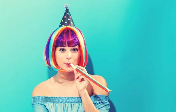 Tema de festa com mulher em peruca colorida — Fotografia de Stock
